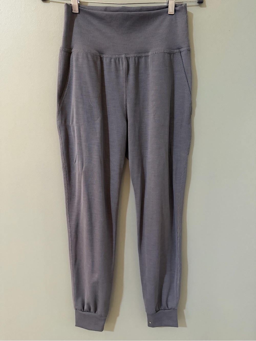 Beyond Yoga Midi Jogger Sweatpants in Heather Rib size medium NWOT